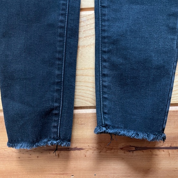 Levi Women’s 711 Skinny - Picture 3 of 6